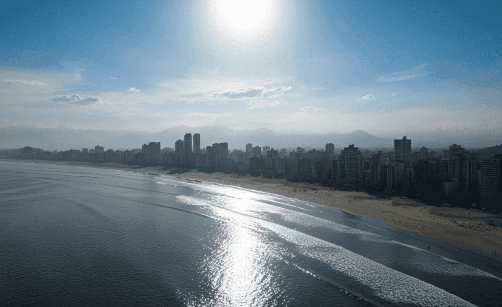 Vista aérea da Praia da Enseada, no Guarujá (SP), no litoral paulista, com faixa de areia extensa, prédios à beira-mar e condições do mar e do tempo típicas da região costeira Vista aérea da Praia da Enseada, no Guarujá (SP), no litoral paulista, com faixa de areia extensa, prédios à beira-mar e condições do mar e do tempo típicas da região costeira