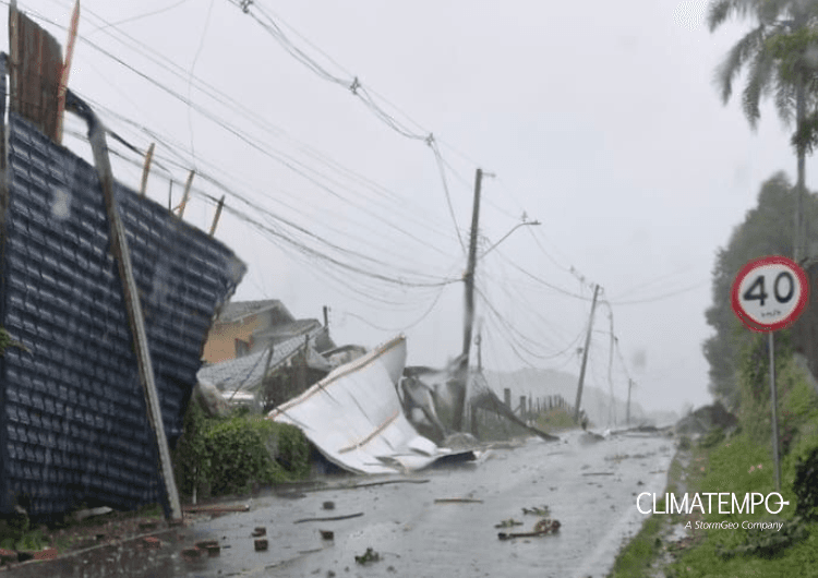 Imagem da notícia Climatempo confirma tornado em Vila Rica, interior de Farroupilha (RS) Imagem da notícia Climatempo confirma tornado em Vila Rica, interior de Farroupilha (RS)
